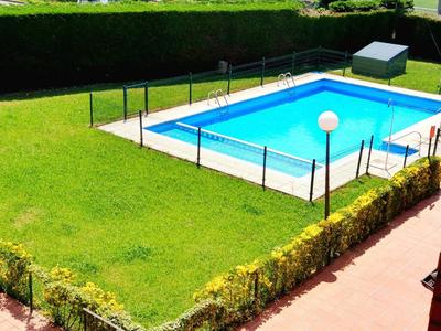 Bonito bajo con jardín