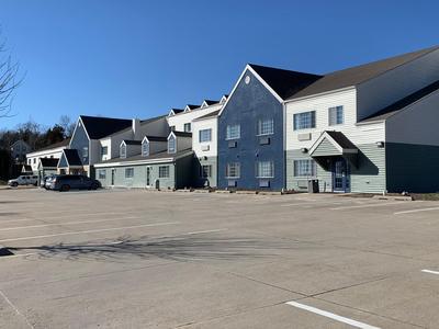 Days Inn & Suites by Wyndham Williamsburg IA North