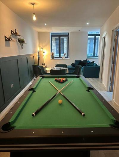 Dream Retreat Luxury Apartment with Super King Bed, Pool Table PS4 - Sleeps 5 Free Parking