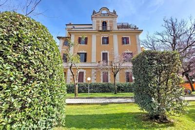 Vatican apartment with parking