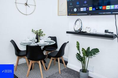 2ndHomeStays- Stoke-on-Trent-A Serene 3 Bed House with a Garden View-Suitable for Contractors-Relocation Families-Group of Friends-Sleeps 6 - 16 mins to J1