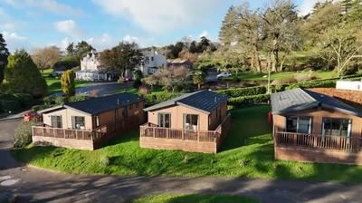 Two Bedroom Lodge & Hotel Rooms In The Country - Restaurant Bar Onsite