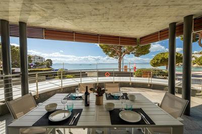 Apartamento con gran terraza delante del mar