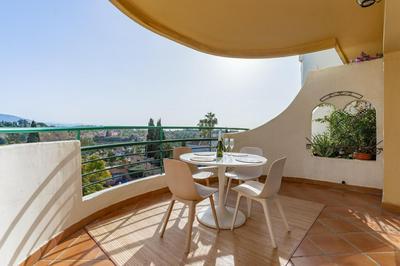 Central 2 Bedroom Apartment with Stunning Views