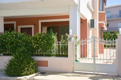 Kiki’s 3BD apt. with Citrus Garden & BBQ