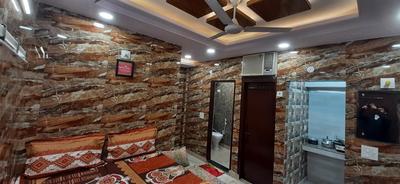Diplomat luxury home stay in private apartment with kitchen, washroom, wifi , Android tv, fridge in cream location of posh south delhi foreiner area of laj