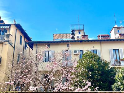 Oltrarno Hideway with garage