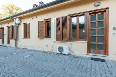 GuestHost - Four Shades of Pisa Apartments