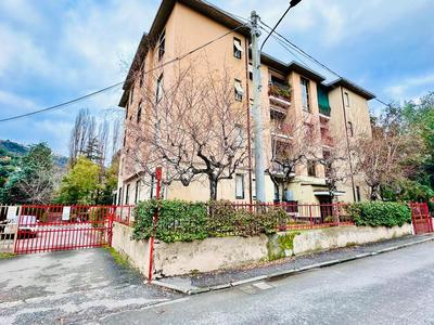 Lombardo's Family - Free Private Parking 700m from the station!