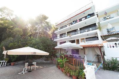 Lions 2 Studios & Apartments, Poros Island.