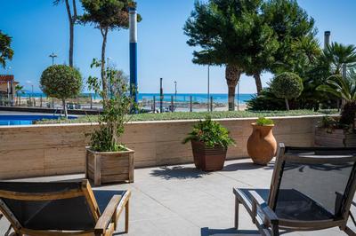 AT062 Planta baja en 1ra línea con salida a la piscina, completamente equipado