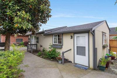 Spacious Retreat with guest house, game room, parking in N Tacoma