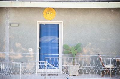 Seaside Bliss: Kaukana Sun & Moon Apartments with Parking