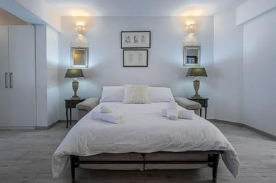 Bahar ic-Caghaq Apartment with private drive-in, equidistant from Sliema and St. Paul's Bay
