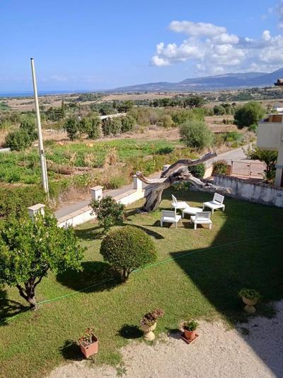 Valledoria Holiday Apartment - Piano Terra con Giardino Privato