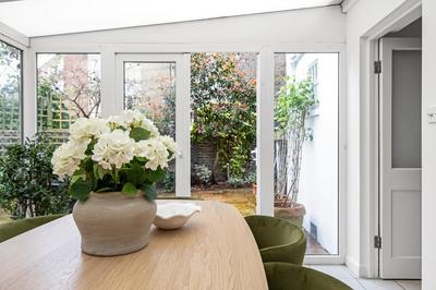 Stylish 2 Bed 2 Bath - Private Garden