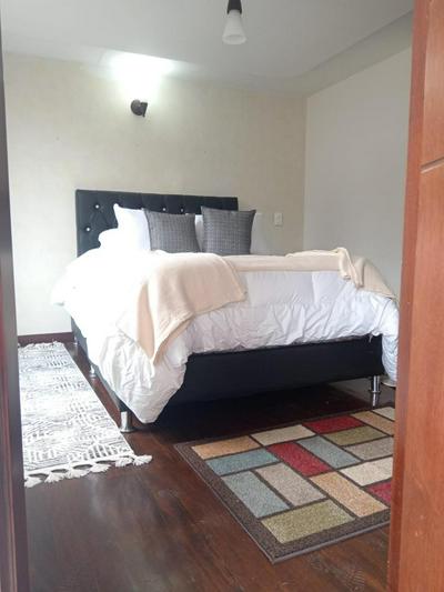 Habitación central con balcón, baño privado y parqueadero