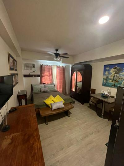 Vinatge Modern Studio Condo Unit w/ Balcony