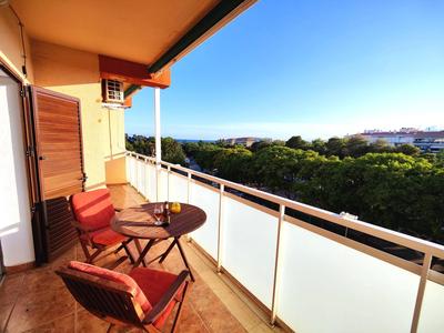 Sunny flat with balcony and sea views