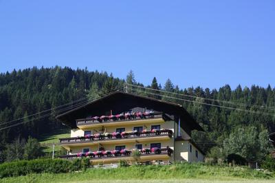Ferienwohnung am Krausberghof mit Balkon und Parkplatz, Aufenthaltsraum mit Spielmöglichkeiten, Erholung- inmitten der Natur, 6 Fahrminuten zur Alpentherme