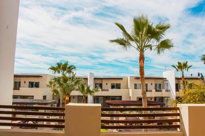 New Built Condo minutes to Beach!