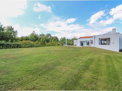 Beautiful Villa Una Sofia with pool in Tinjan