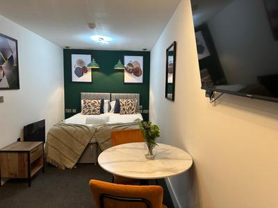 Adam Court Apartments - PE1 - Contractor Friendly - Choice of Studios or 1 Bed Apartments - Free Parking - Sofa Beds - Sky TV - Full Kitchen - Washer Dryer