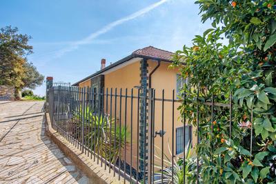 Due passi dal mare tra gli ulivi