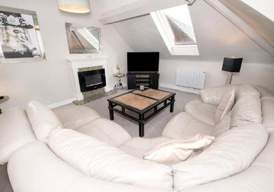Sandmartin - Top Floor 3-Bed Apartment Sea Views & Parking