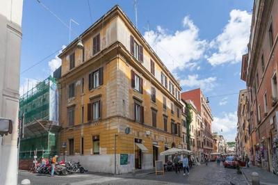 BORGO PIO - quite and spacious apt