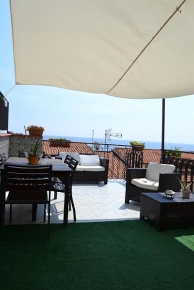 Fronte mare, mansarda con terrazza.