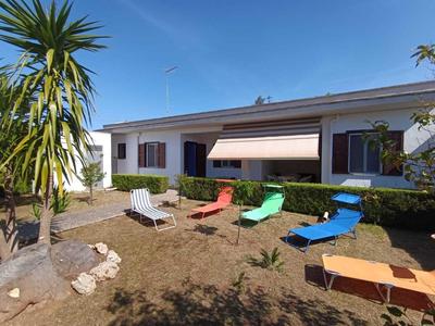 Villa Specchiarica, Via Fano con gazebo auto