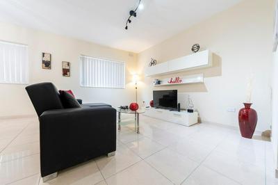 Modern 2 Bedroom Apartment 2 minutes to Seafront