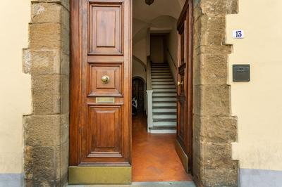 Santa Croce Dante's View Apartment with Terrace by Halldis
