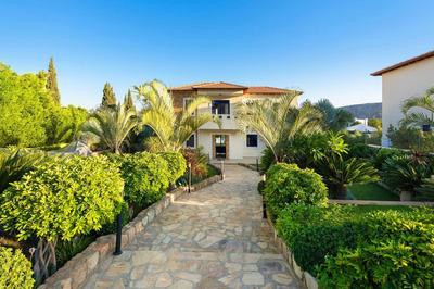 Villa Clive by Villa Plus