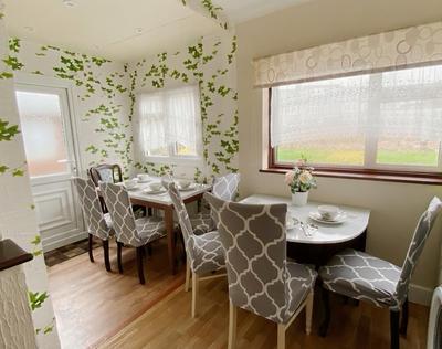 Barking London House sleeps 12 - parking - train tube - airport