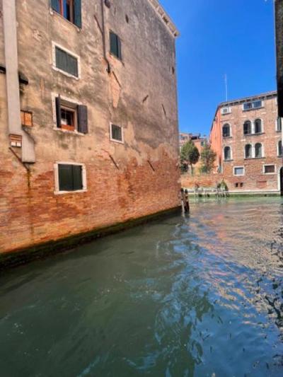 Lovely flat with canal view near Rialto Bridge