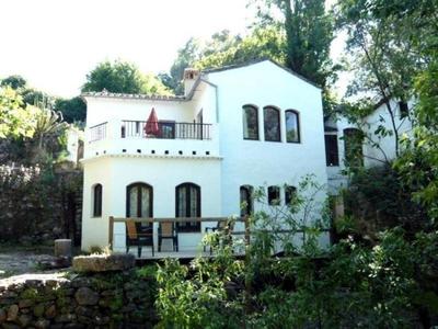 Ferienhaus mit Terrasse in der Nähe eines Wasserfalls