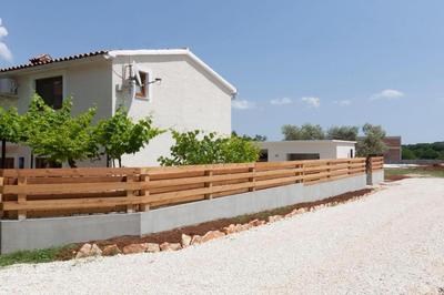3 holiday apartments with shared pool, peaceful location