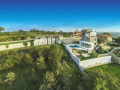 Residence Monte near Umag for 10 people with heated infinity pool, spa & play room