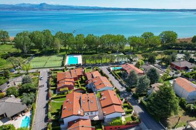 MGH Family Stay - Acquarius Resort Lake Front