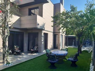 Chalet de lujo con jardín, piscina y aparcamiento todo privado.