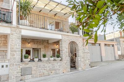 Modern Fisherman's Stone House Brna