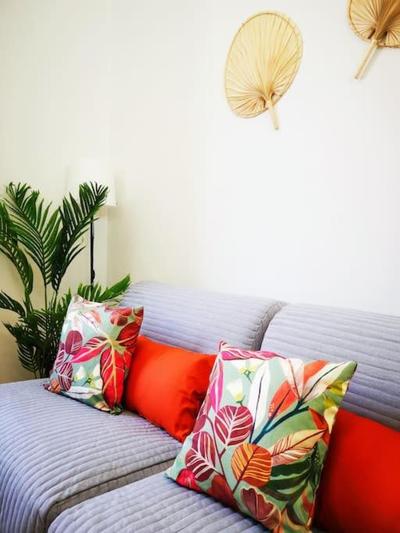 Sunny Flat 50 meters from the metro