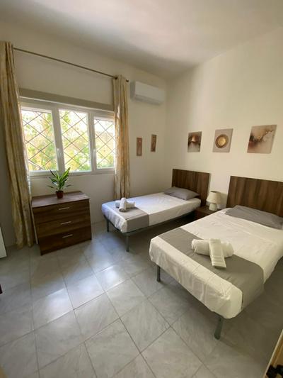 Spacious room with 2 single beds shared bathroom, st Julians