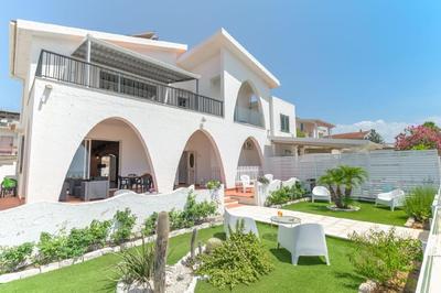 Nettes Ferienhaus in Caucana-Finaiti-Casuzze-Finaiti Nord mit Großer Terrasse