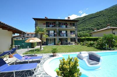 Großzügiges Ferienhaus mit Pool fast direkt am See