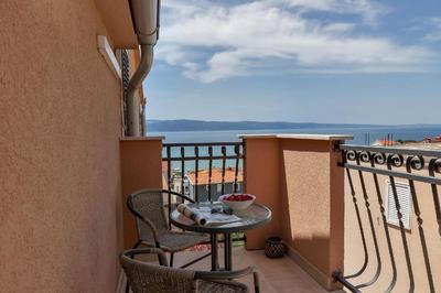 Gästezimmer für zwei Personen mit Balkon