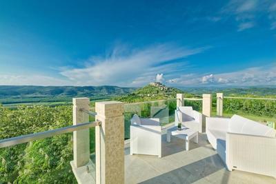 Villa Demetra mit Infinity Pool und Billiard