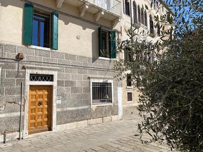 Soderini Splendor: First Floor Palazzo Charm at Castello Square